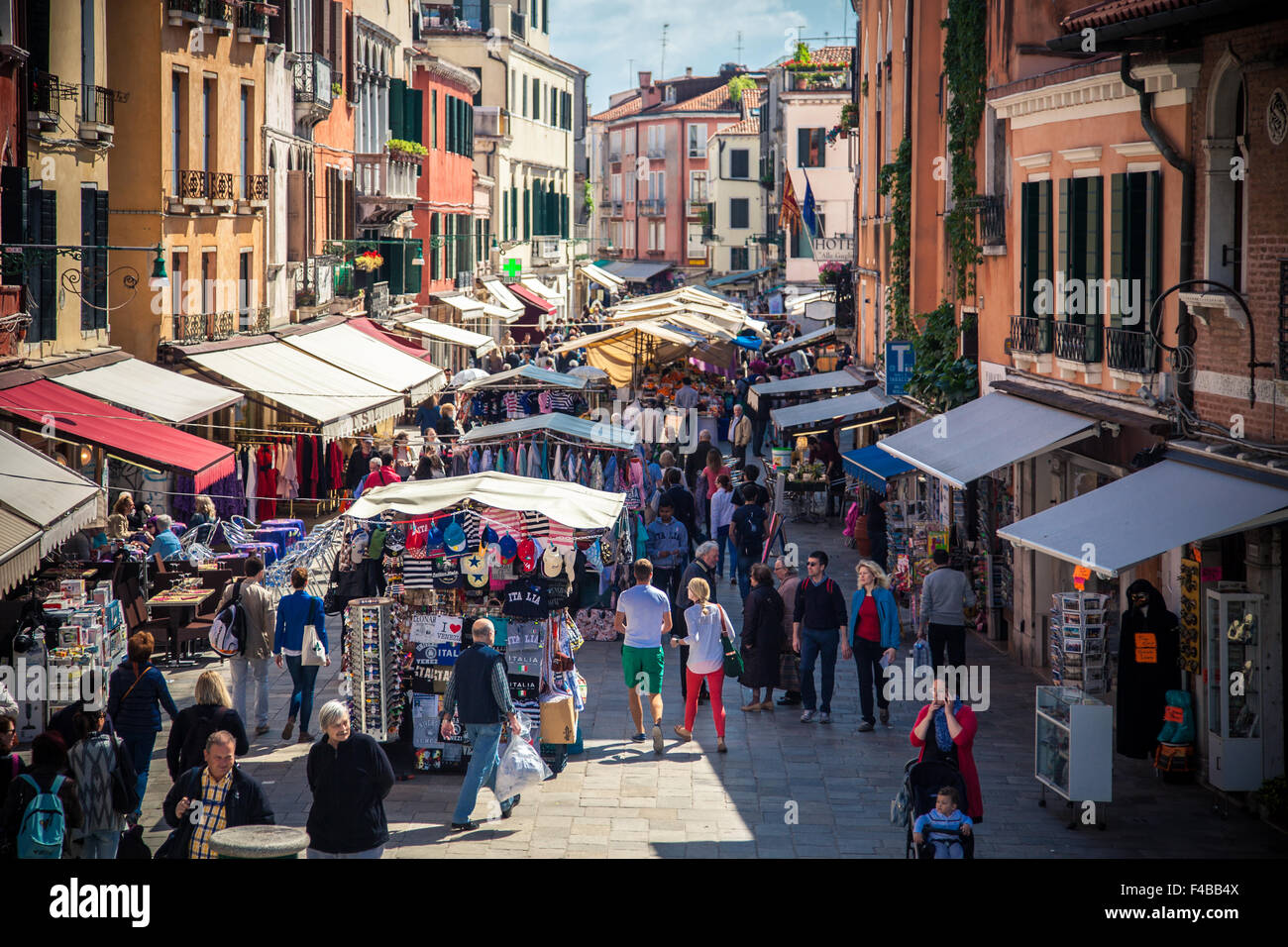 I turisti passeggiando per le strade di Venezia Foto Stock