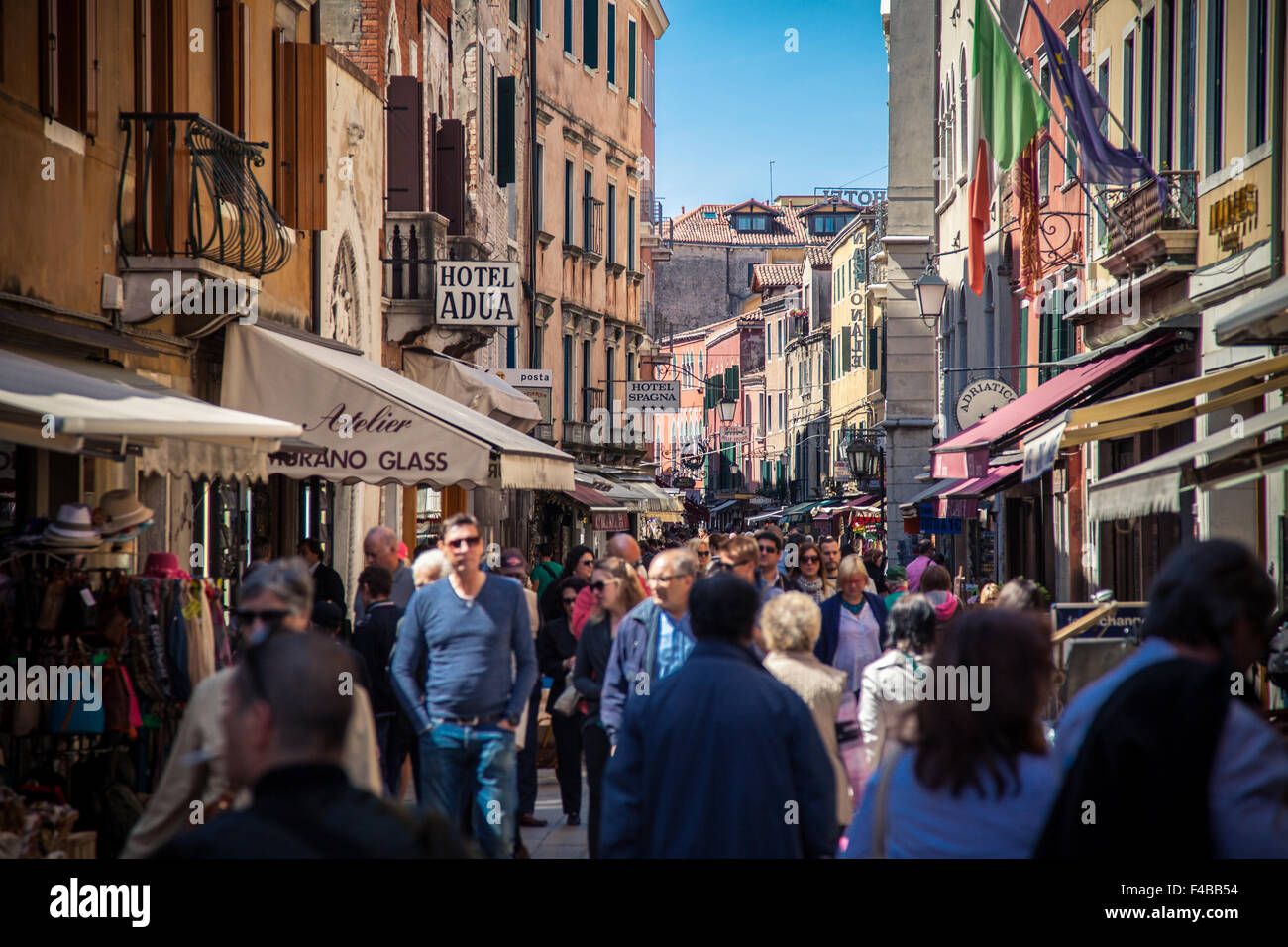 I turisti passeggiando per le strade di Venezia Foto Stock