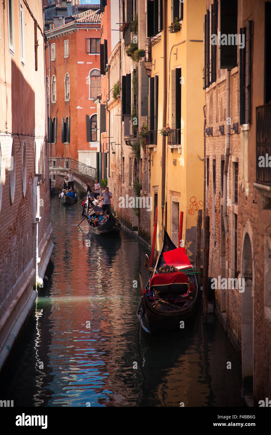 In Gondola sui canali di Venezia Italia Foto Stock