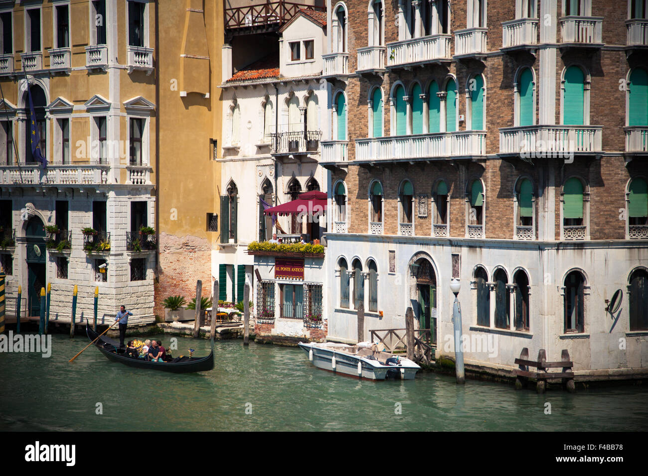 In Gondola sui canali di Venezia Italia Foto Stock