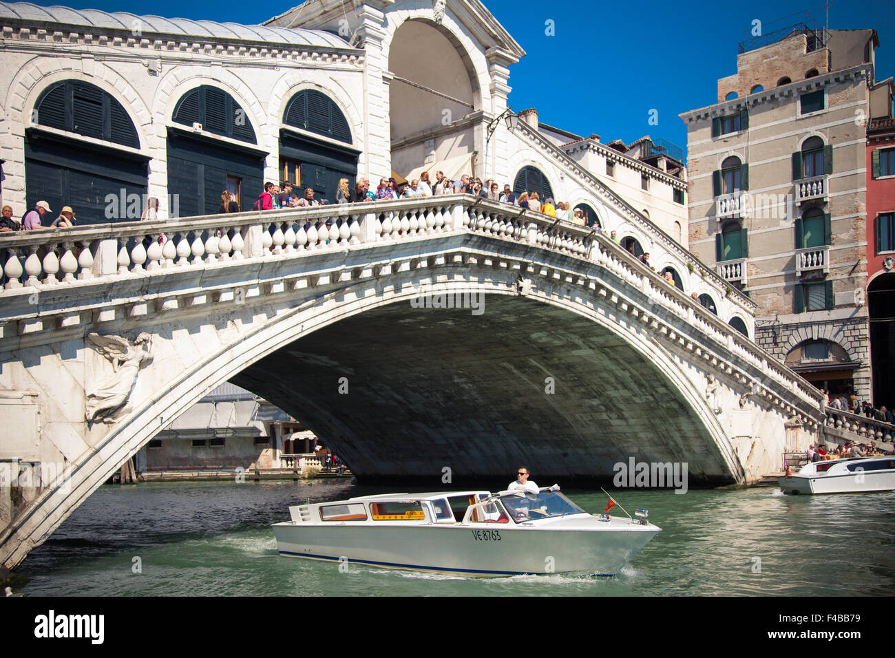 Celebre ponte di Rialto a Venezia Italia Foto Stock