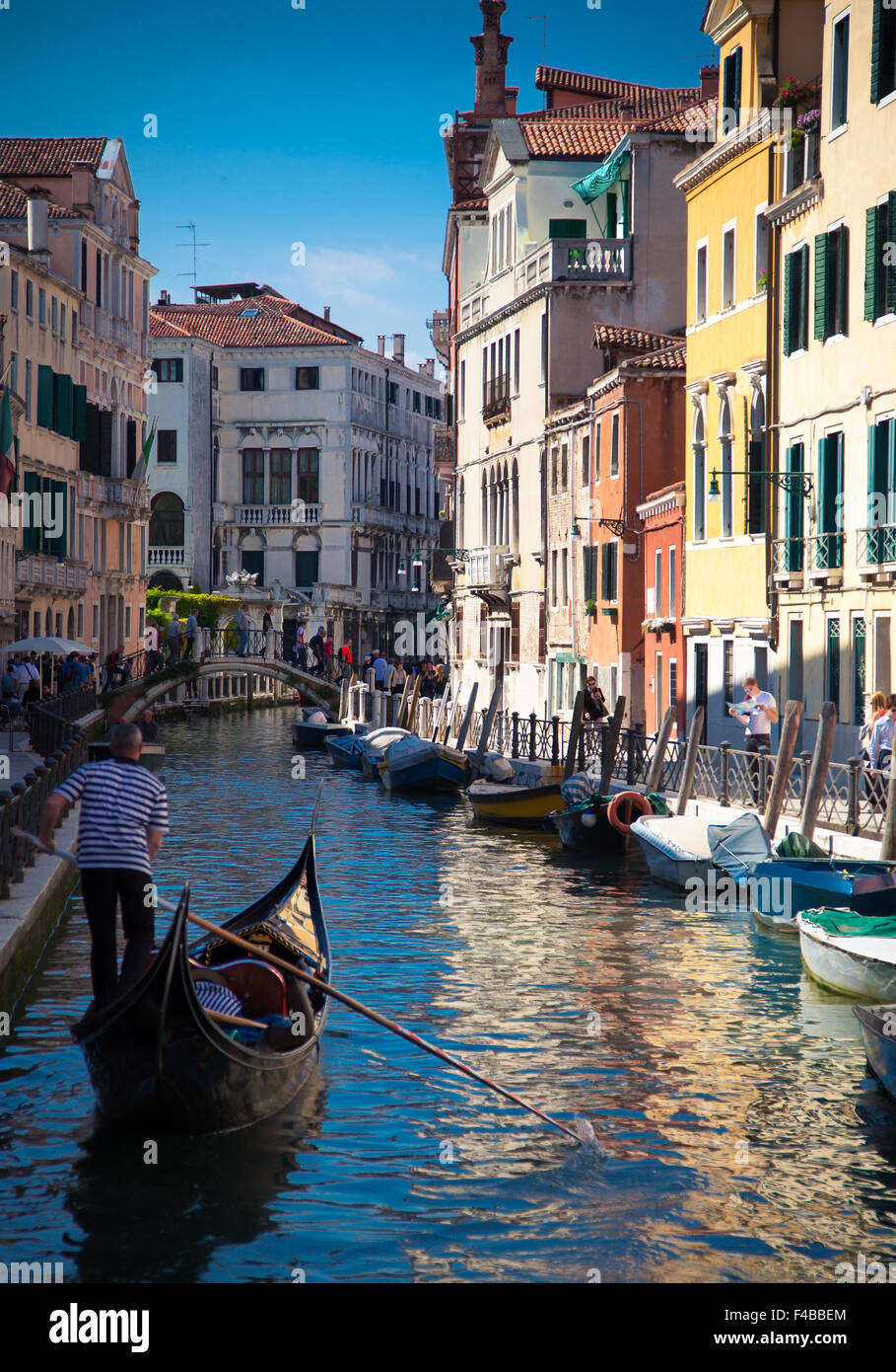 In Gondola sui canali di Venezia Italia Foto Stock