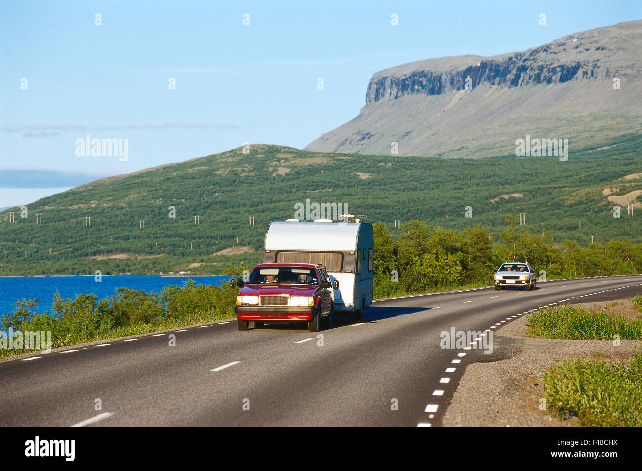 Auto Auto vacanza immagine a colori country road holiday orizzontale paesaggio del lago Lapponia motoring natura della montagna strada Scandinavia Foto Stock