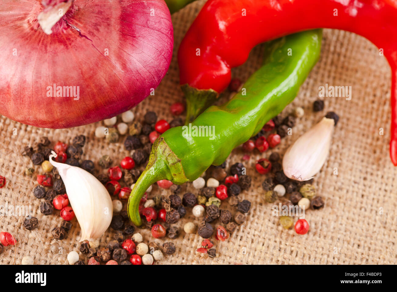 Cipolle, aglio, peperoncino e spezie sul tavolo di close-up Foto Stock