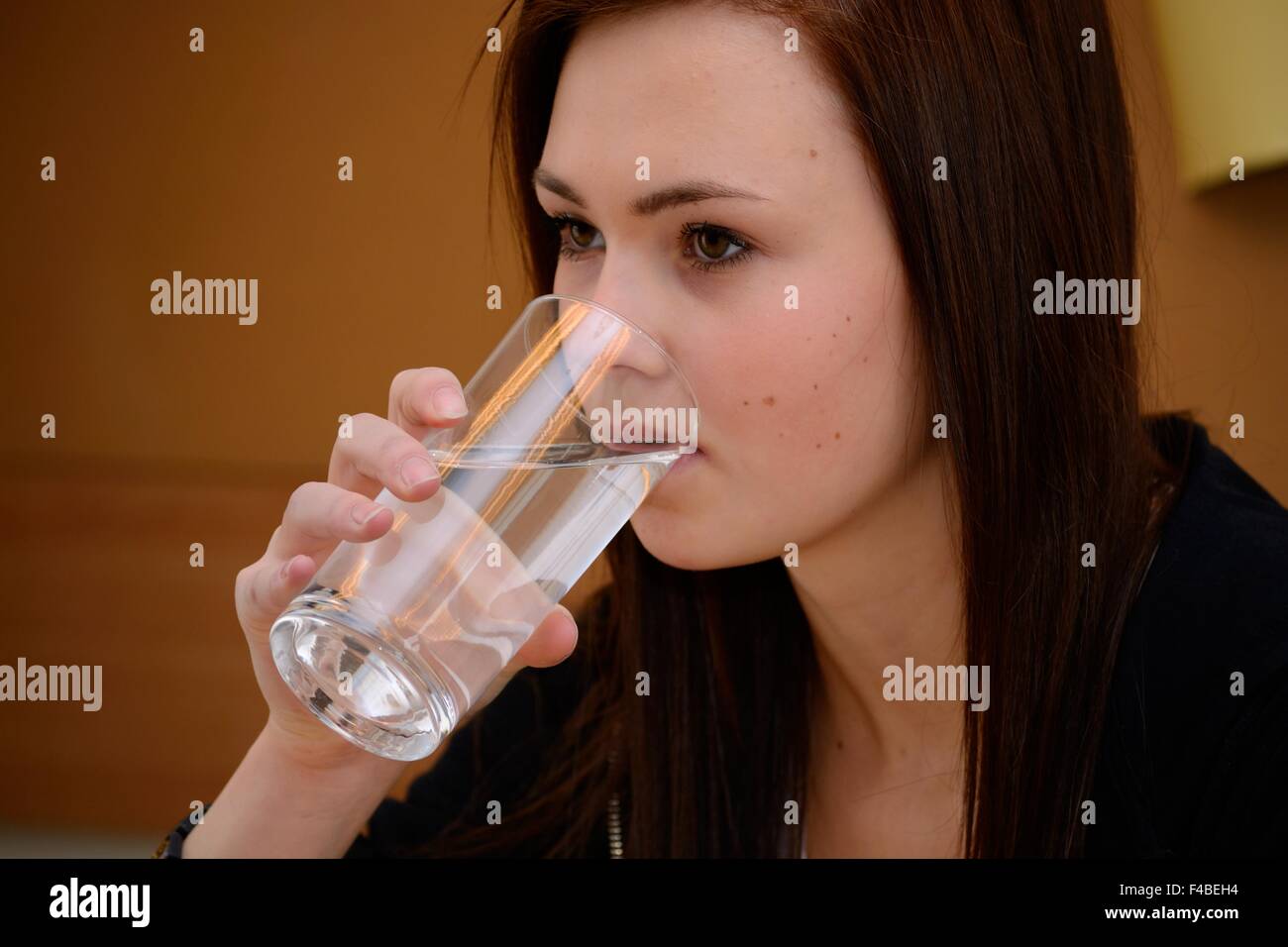 Adolescente di bere un bicchiere di acqua Foto Stock