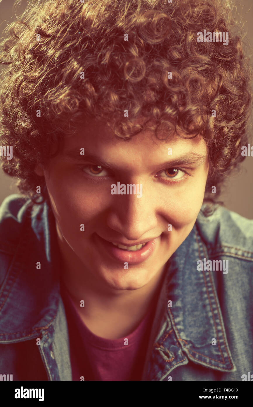 Sorridente curly-uomo dai capelli closeup Foto Stock