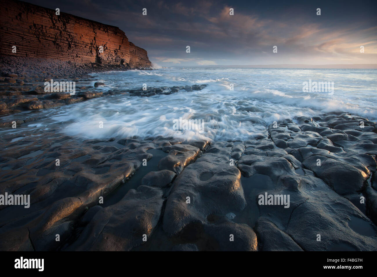 Punto di Nash e operazioni automatiche di fine campo spiaggia della Costa Monknash della Vale of Glamorgan nel Galles del Sud Foto Stock