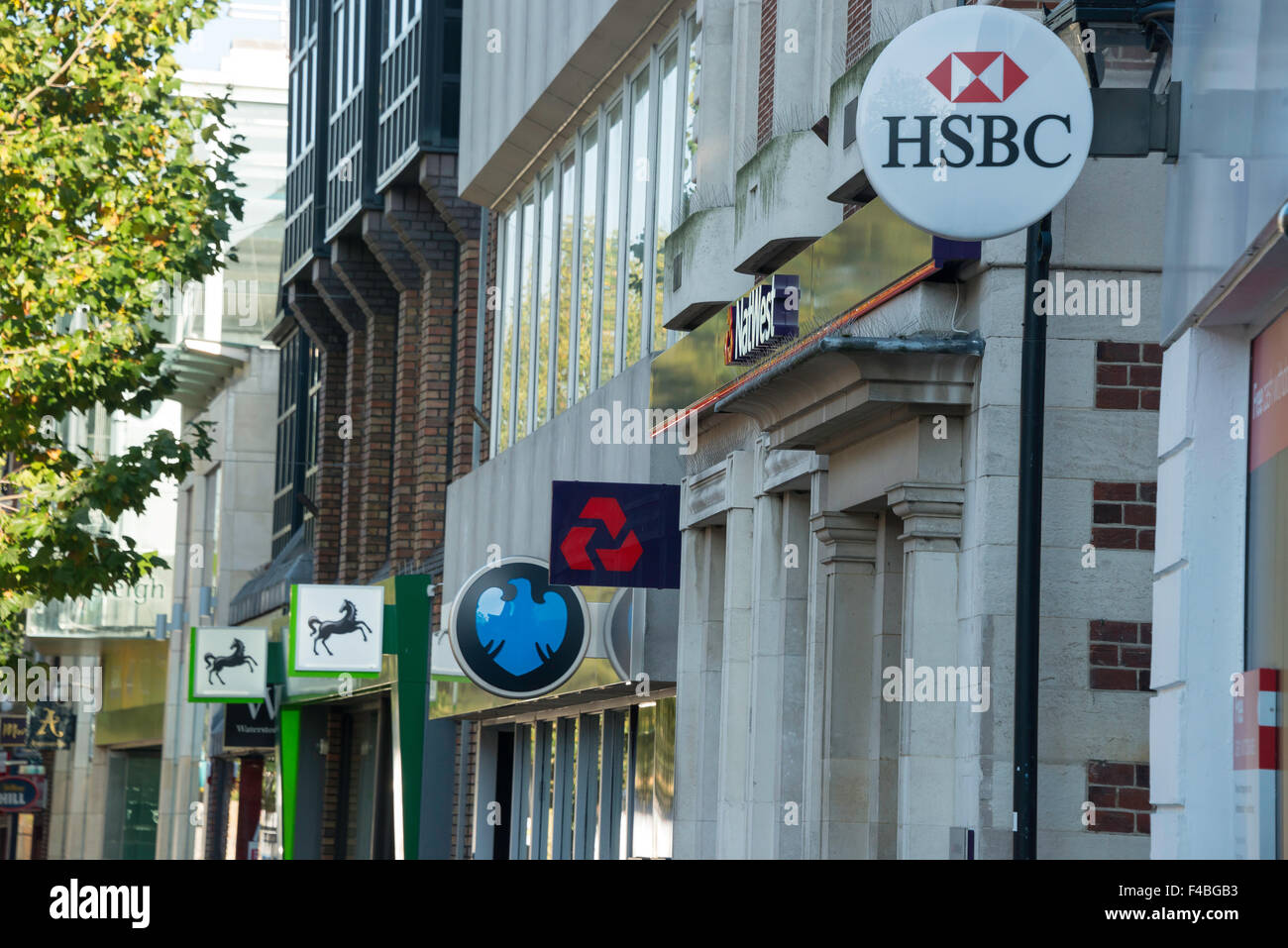 Fila di banche retail High Street, Staines-upon-Thames, Surrey, England, Regno Unito Foto Stock