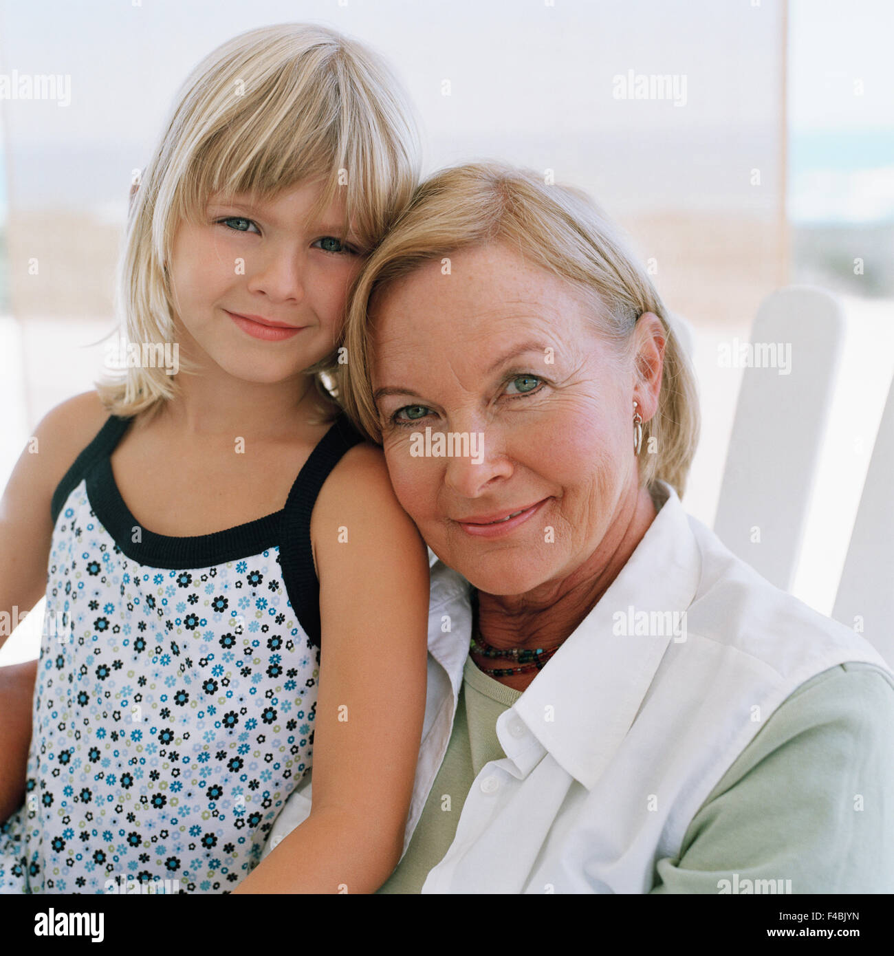 70-74 anni 75-79 anni bionda vicinanza immagine colore considerazione anziani donna età elementari sentimenti cordiali vista frontale Foto Stock