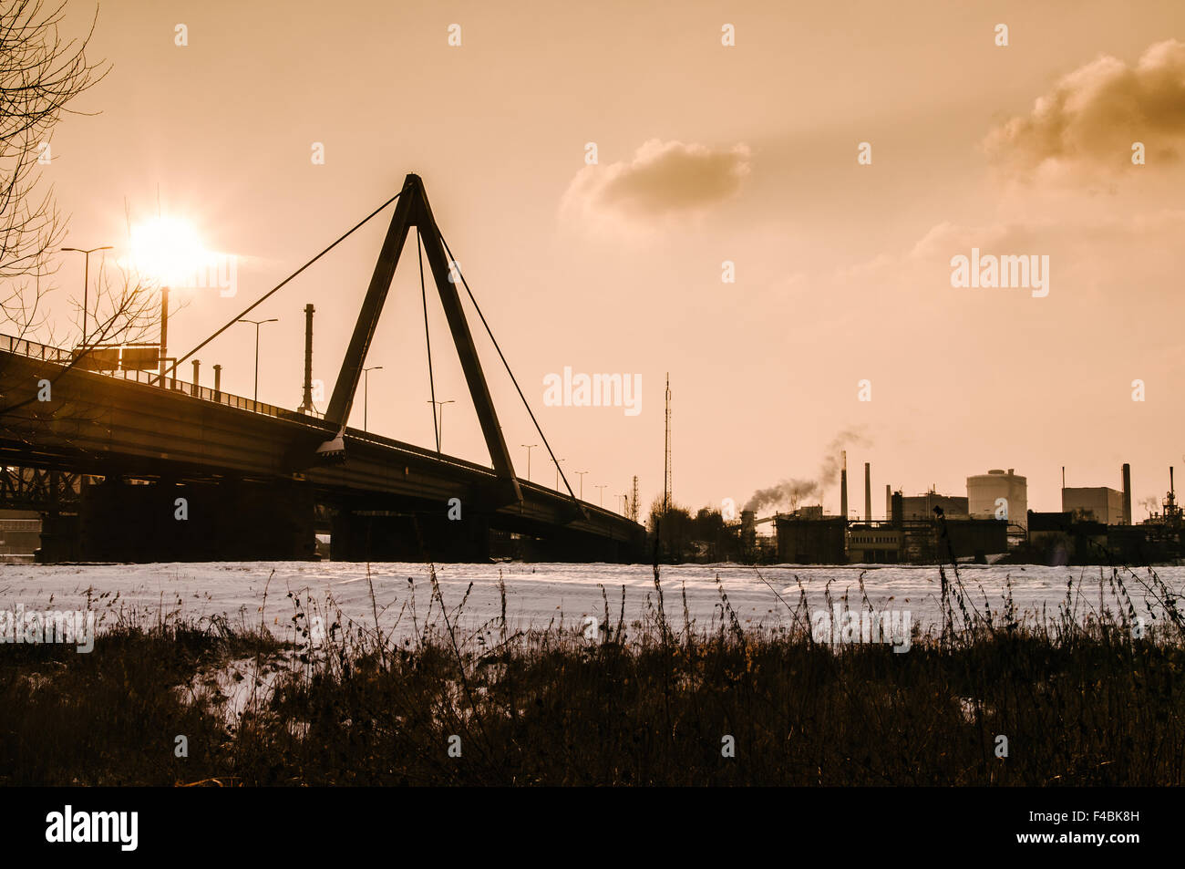Ponte e industria siderurgica Foto Stock