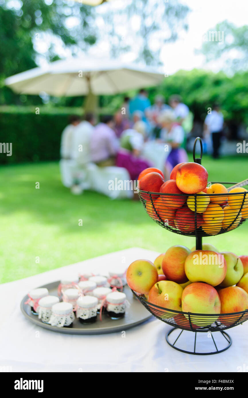 Party in giardino con coppa di frutta Foto Stock
