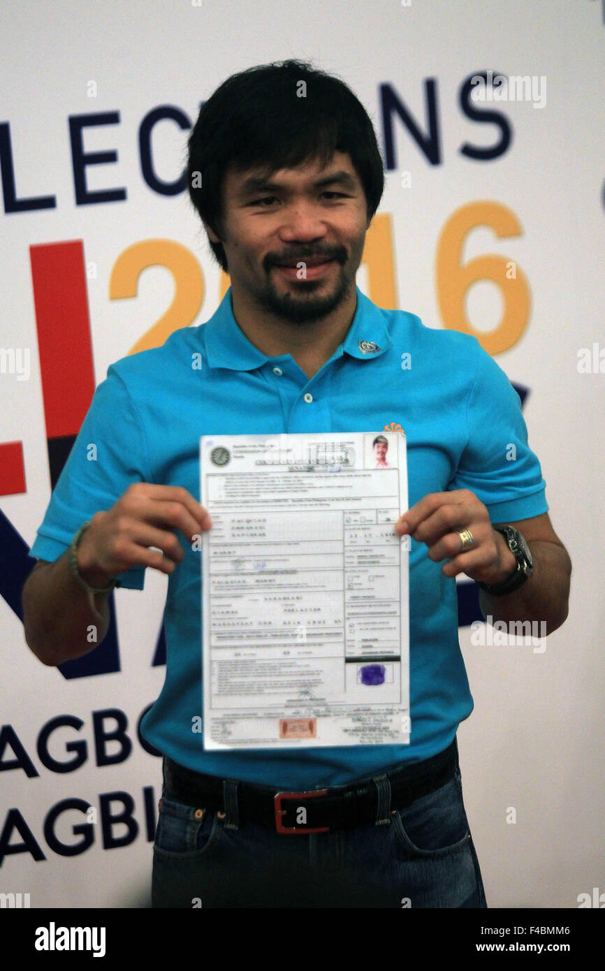 Manila, Filippine. Xvi oct, 2015. Pugile filippino Manny Pacquiao mostra il suo certificato di candidatura per il senatore alla Commissione sulle elezioni edificio a Manila nelle Filippine, 16 ottobre 2015. Filippine' elezione stagione calci fuori ottobre 12 e Pacquiao è uno dei più popolari senatoriale candidati. Credito: Rouelle Umali/Xinhua/Alamy Live News Foto Stock