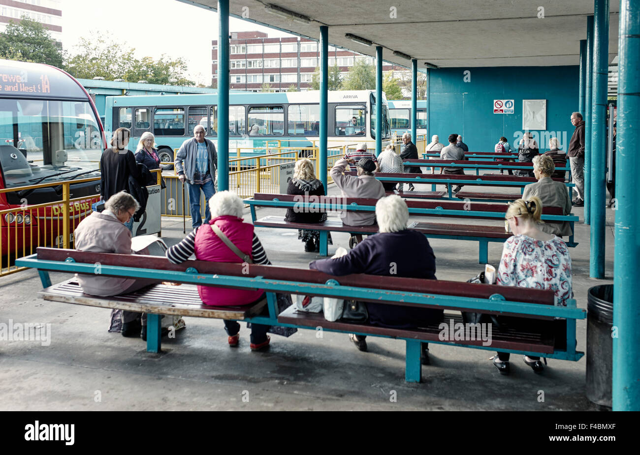 Stazione degli autobus Crewe con persone anziane in attesa Foto Stock