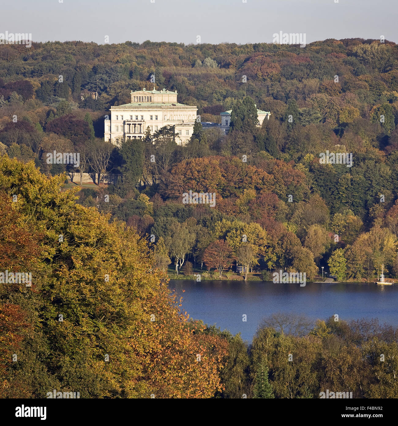 Villa Huegel con lago Baldeneysee, Essen, Germania Foto Stock