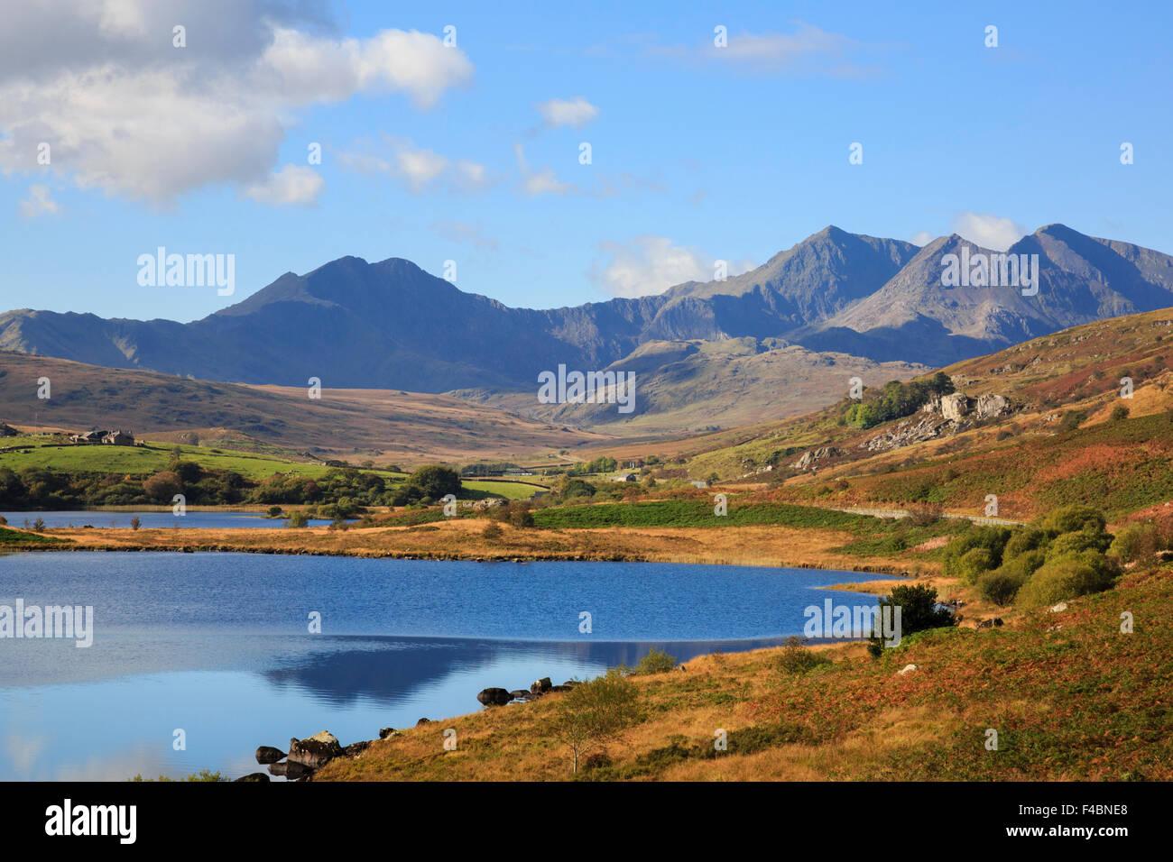 Vista di Mount Snowdon horseshoe montagne attraverso Llynnau Mymbyr laghi nel Parco Nazionale di Snowdonia (Eryri) in autunno. Capel Curig North Wales UK Gran Bretagna Foto Stock