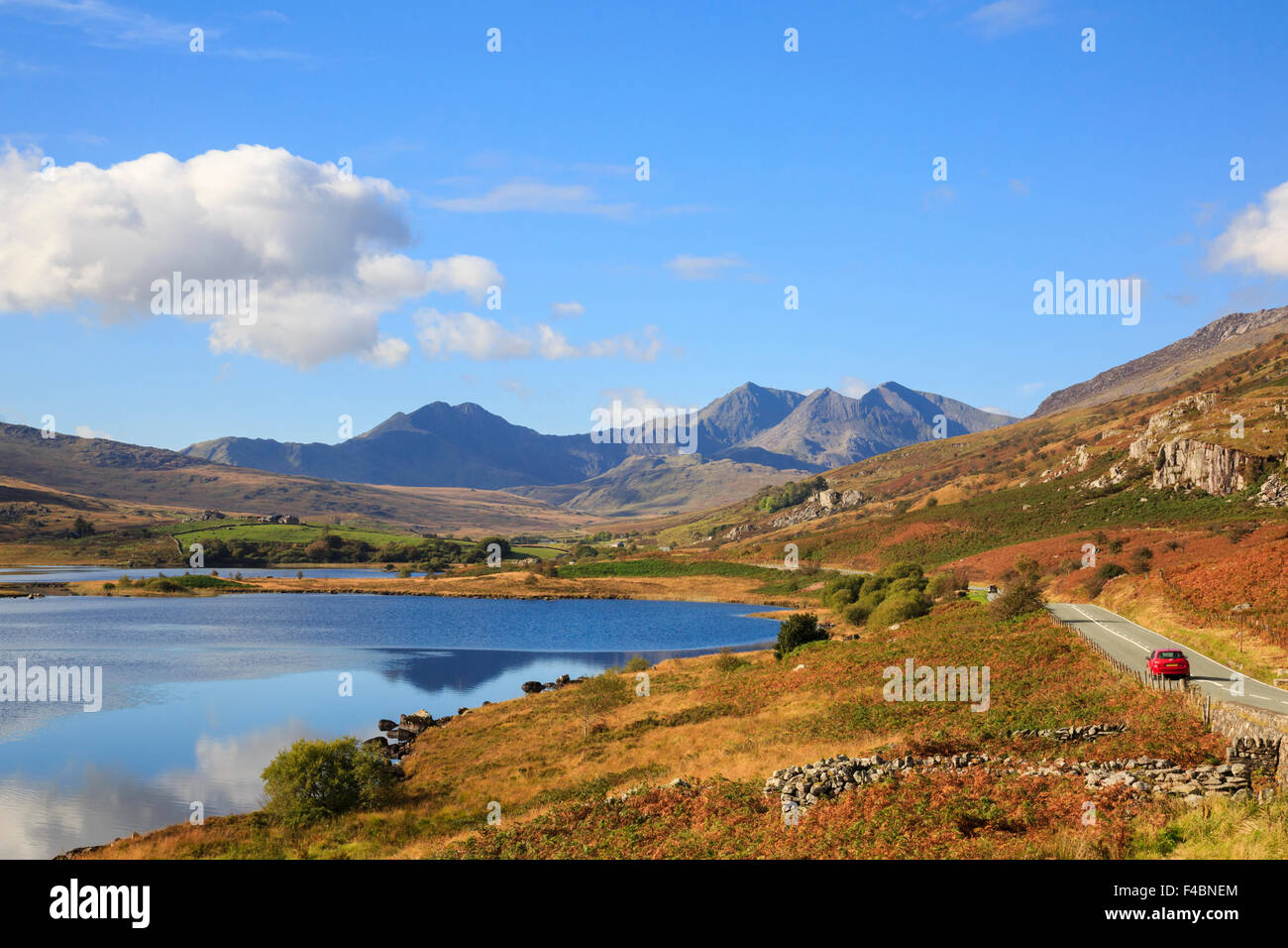 Un4086 strada accanto Llynnau Mymbyr laghi con vista di Mount Snowdon horseshoe nel Parco Nazionale di Snowdonia (Eryri) in autunno. Il Galles del Nord Regno Unito Foto Stock