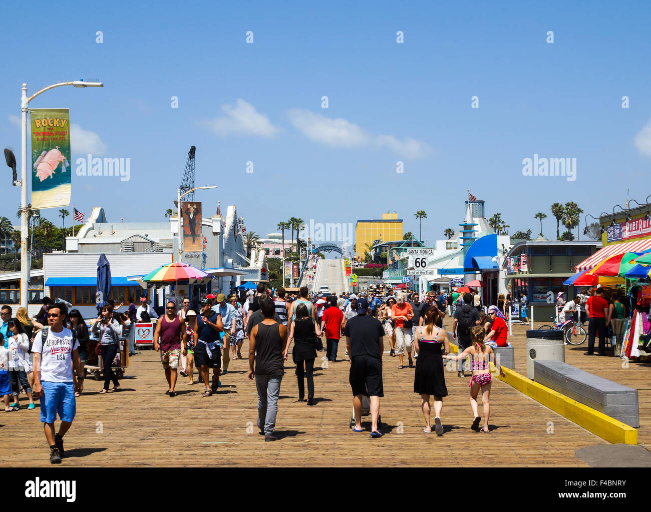 Le persone al Molo di Santa Monica Foto Stock