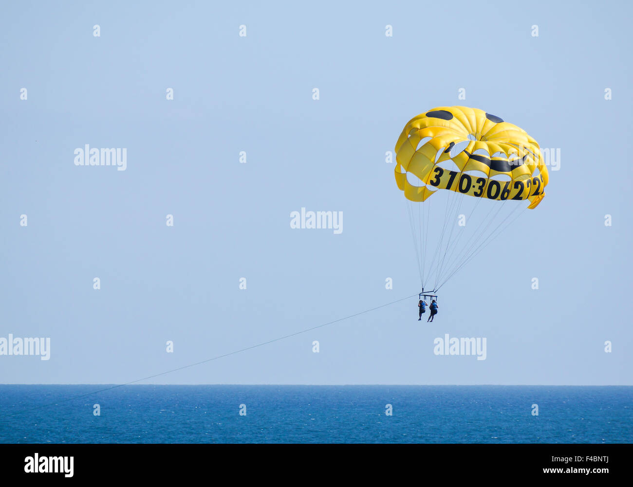 Il parasailing presso la spiaggia di Venezia Foto Stock
