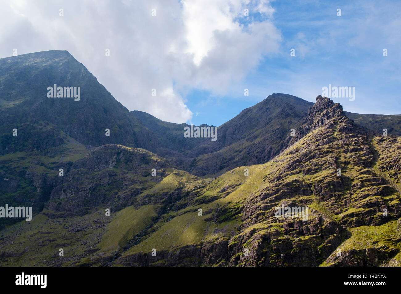 Vista Coomcallee Glen tra Carrauntoohil e Beenkeragh da Hags Glen con dente Hags rock in MacGillycuddy Reeks, Irlanda Foto Stock