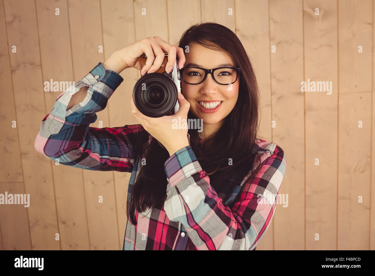 Attraente hipster fotografare con la fotocamera Foto Stock