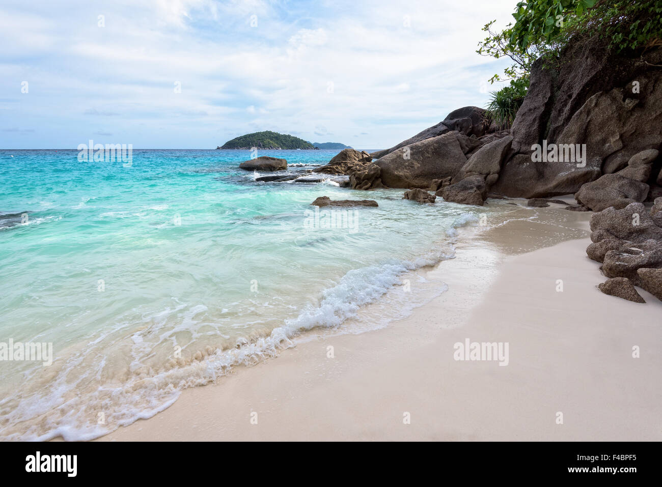 Lo splendido paesaggio di mare azzurro e sabbia onde bianco sulla piccola spiaggia vicino le rocce durante l estate a Koh Miang isola Foto Stock