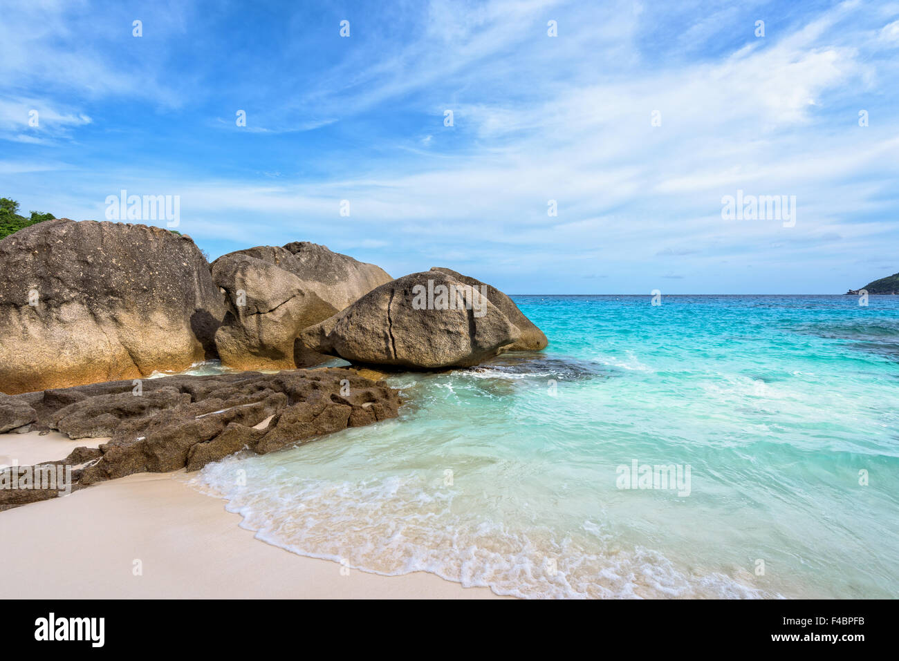 Lo splendido paesaggio di mare azzurro e sabbia onde bianco sulla piccola spiaggia vicino le rocce durante l estate a Koh Miang isola Foto Stock