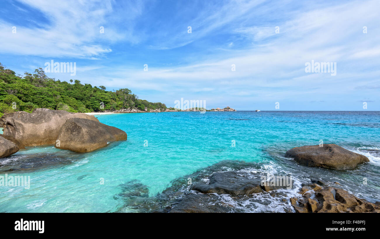 Bellissimo paesaggio cielo azzurro mare e le onde sulla spiaggia vicino le rocce durante l estate a Koh Miang isola in Mu Ko Similan Foto Stock