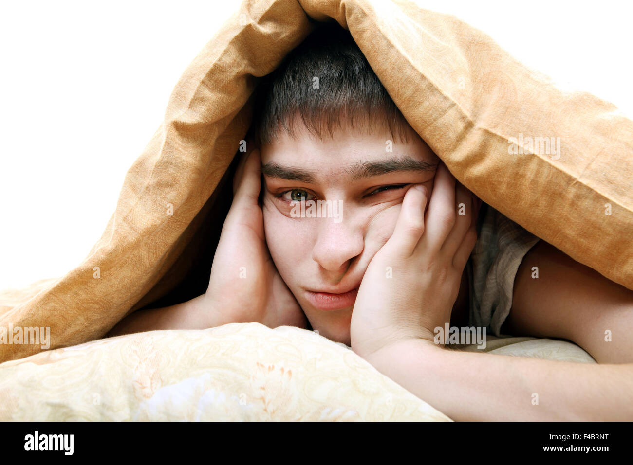 Annoiato adolescente sotto coperta Foto Stock