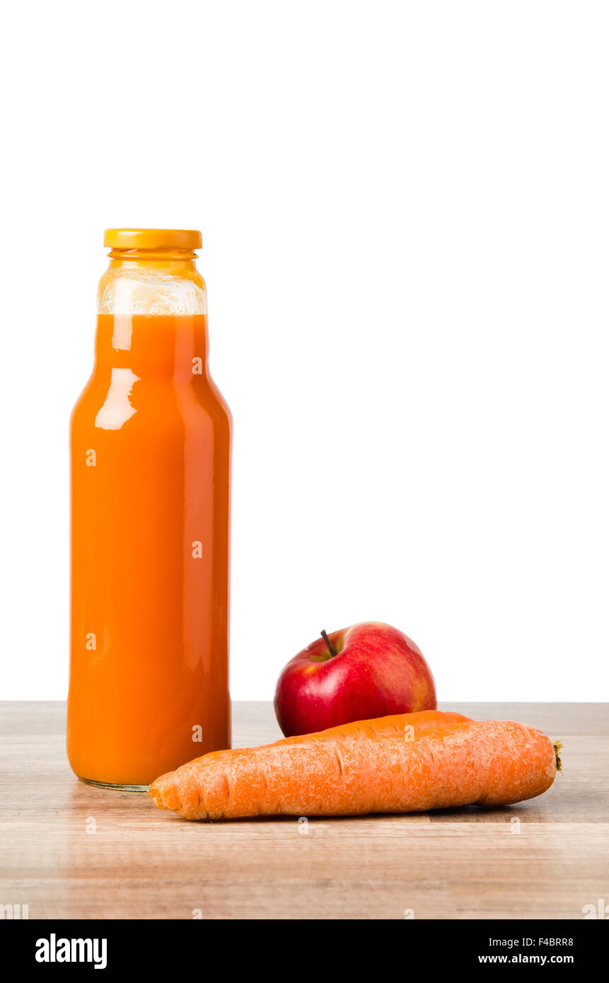 Bottiglia con carote succo di frutta e un apple Foto Stock