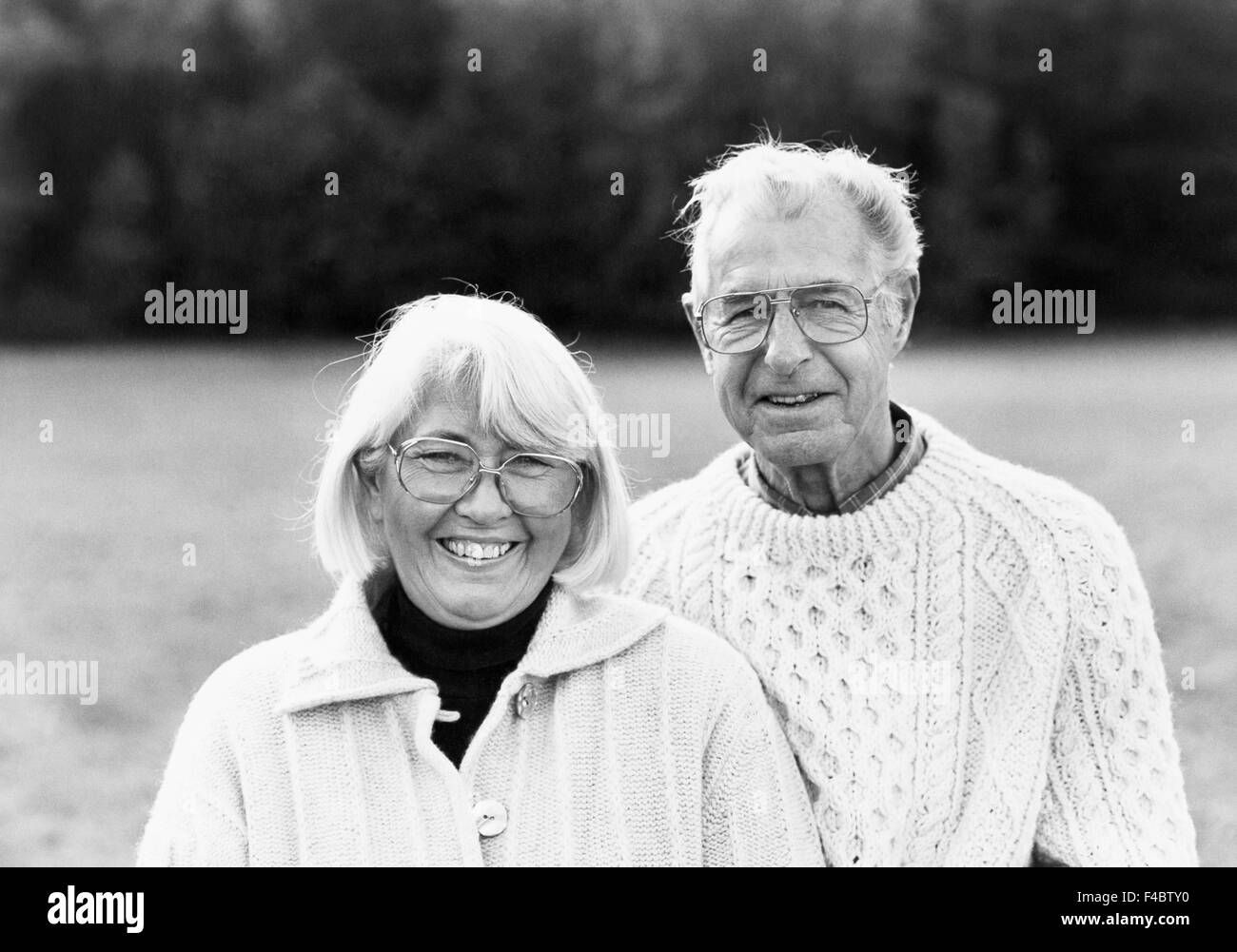 70-74 anni 75-79 anni adulti solo in bianco e nero la vicinanza anziano uomo donna anziana bicchieri felice coppia eterosessuale Foto Stock