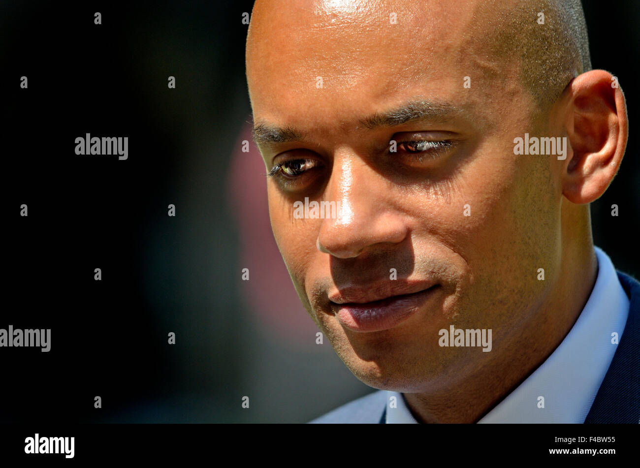 Chuka Umunna MP (manodopera, Streatham) intervistato su College Green dopo il maggio 2015 Apertura della condizione del Parlamento. Foto Stock