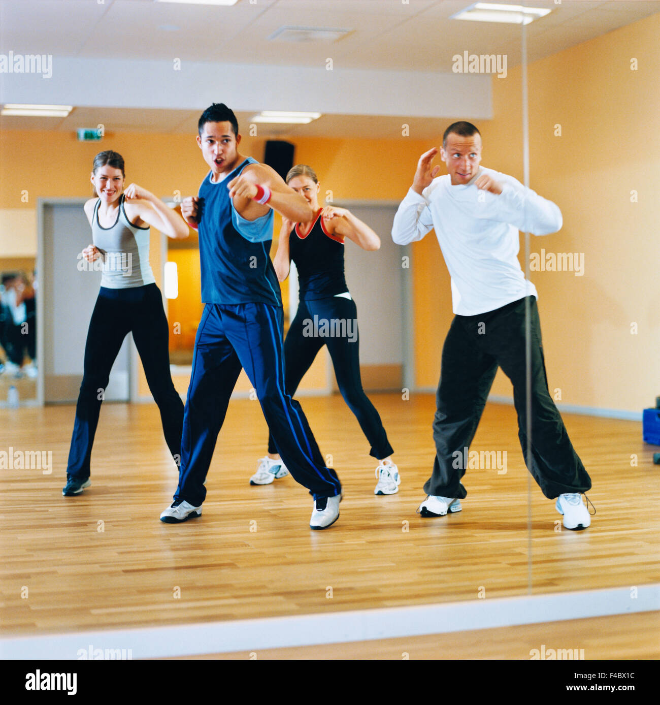 Attività solo adulti aerobica bodybuilding atleta color image esercizio quattro persone salute Palestra Indoor leisure lifestyle uomo Foto Stock