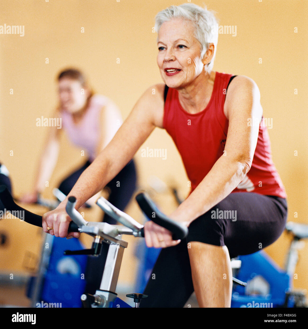 70-74 anni 75-79 anni di attività solo per adulti bodybuilding atleta di colore del ciclo di immagine donna anziana esercizio palestra health in ambienti interni Foto Stock