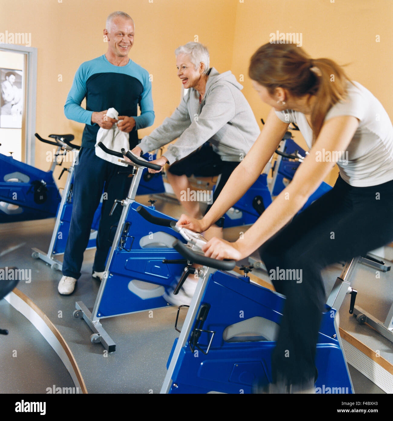 70-74 anni 75-79 anni di attività solo adulti atleta bodybuilding bicicletta color image anziano uomo donna anziana esercizio palestra Foto Stock