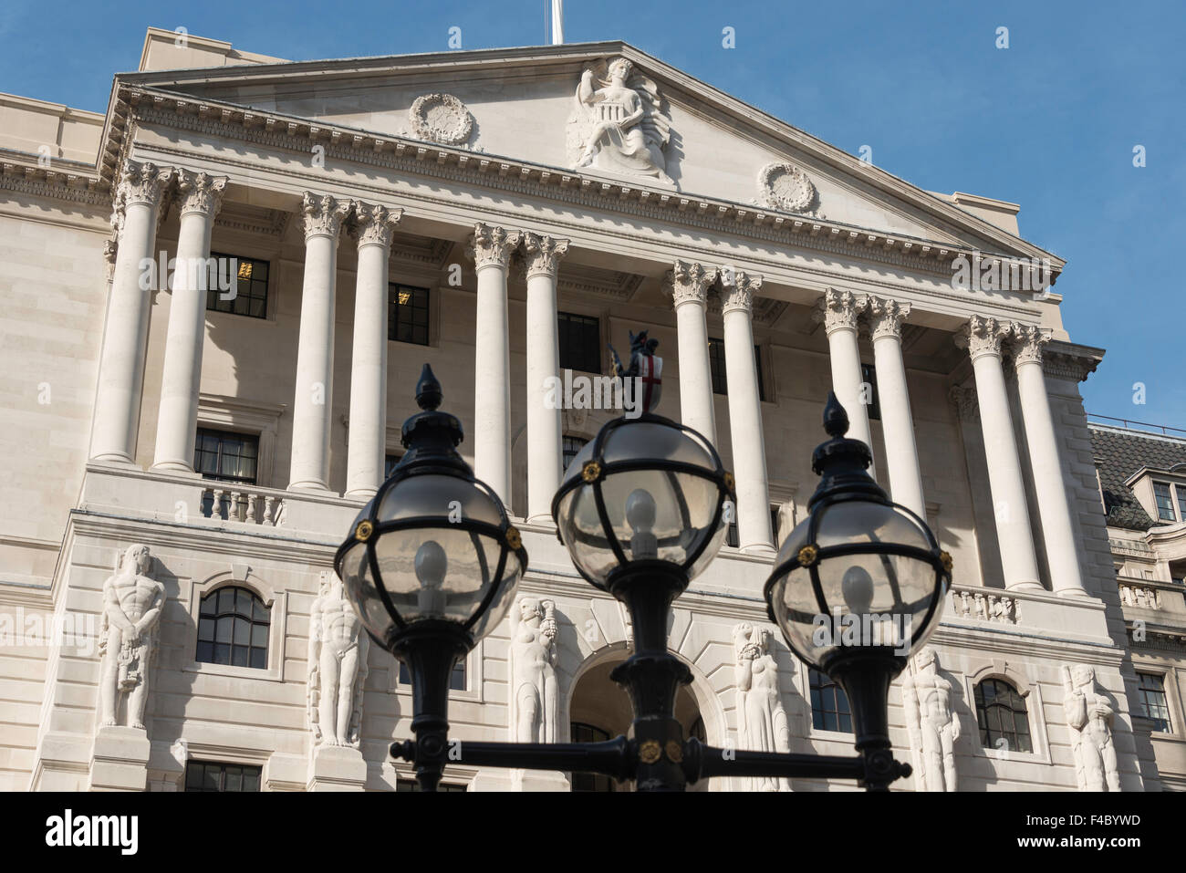 Lampade stradali e la Banca di Inghilterra sede, banca, Threadneedle Street, City of London, Londra, Inghilterra, Regno Unito Foto Stock