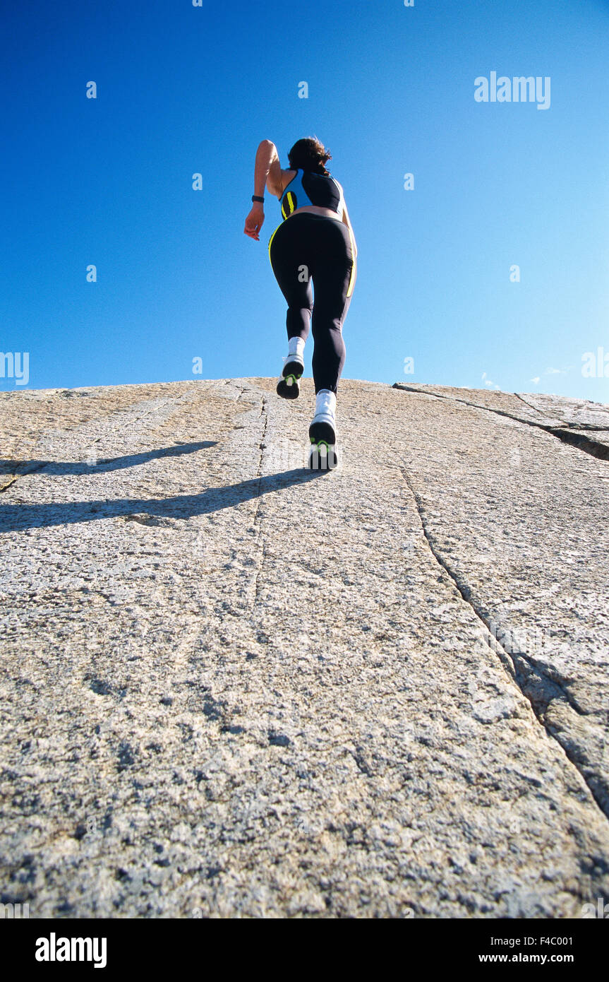 30-34 anni di attività solo adulti atleta cliff color image esercizio jogging leisure lifestyle basso angolo visuale a metà metà degli adulti Foto Stock