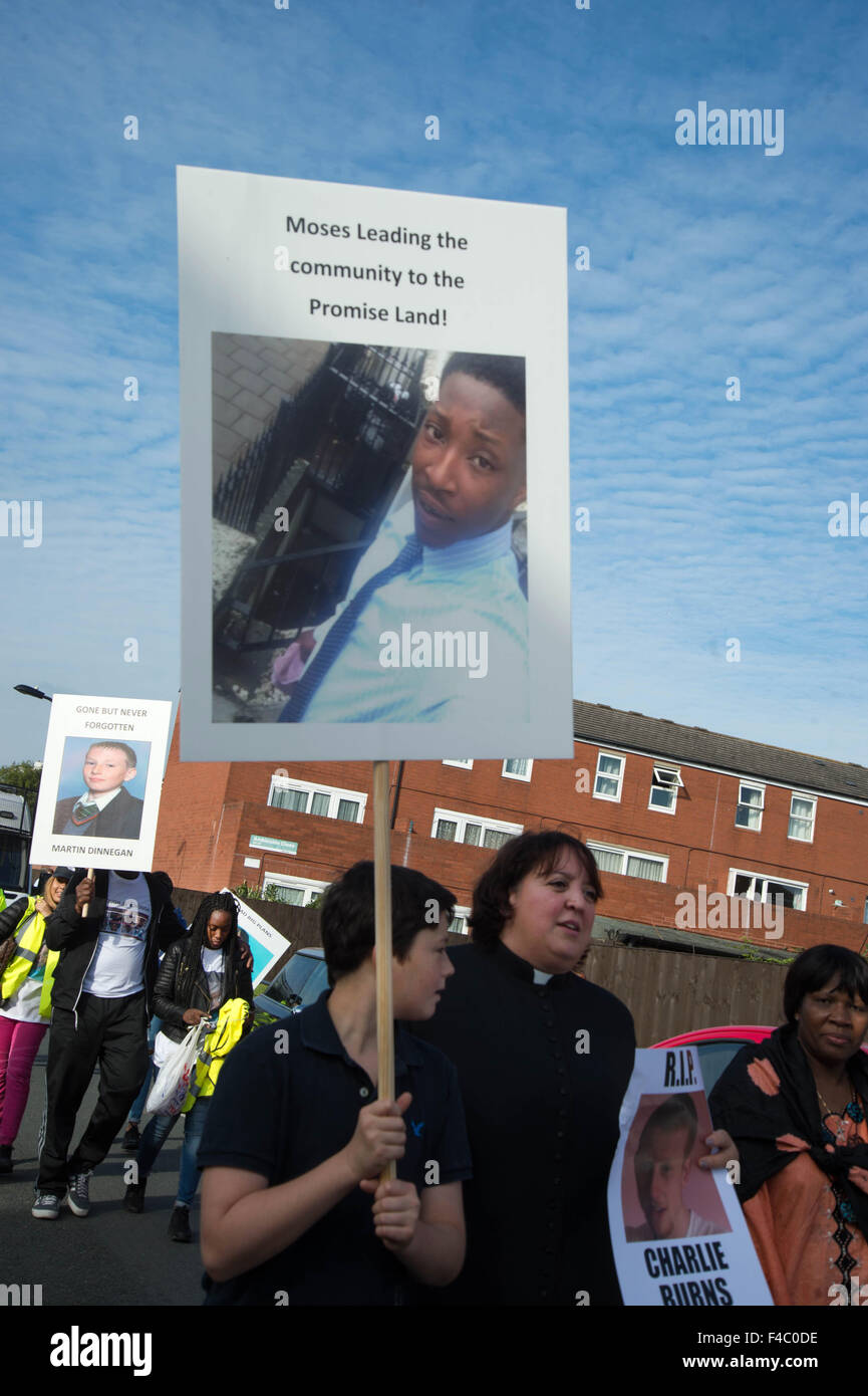 Un giovane ragazzo detiene una foto di Mosè Fadairo che fu ucciso a Hackney il 26 settembre 2015 Foto Stock