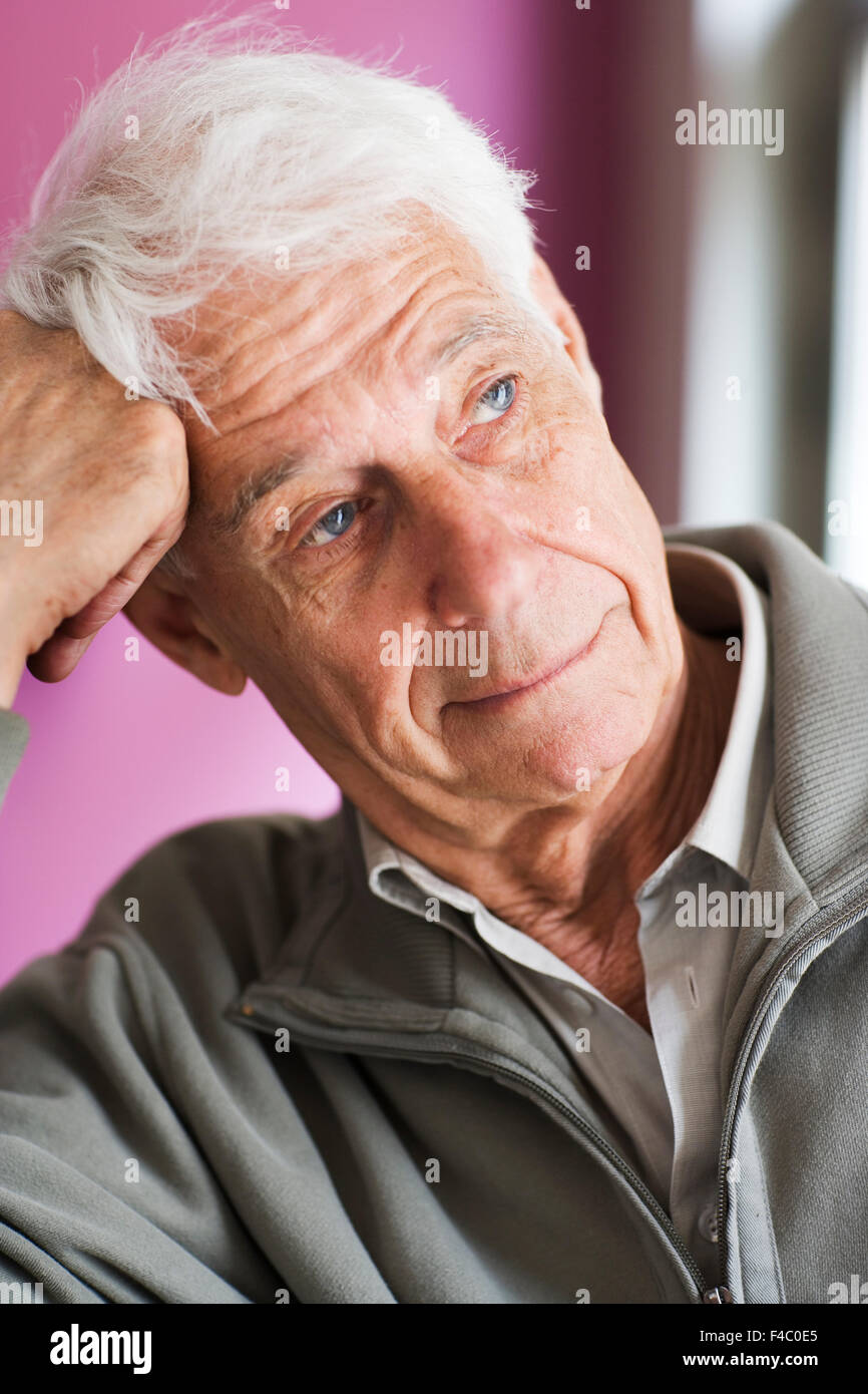 Un vecchio uomo con un espressione pensosa. Foto Stock