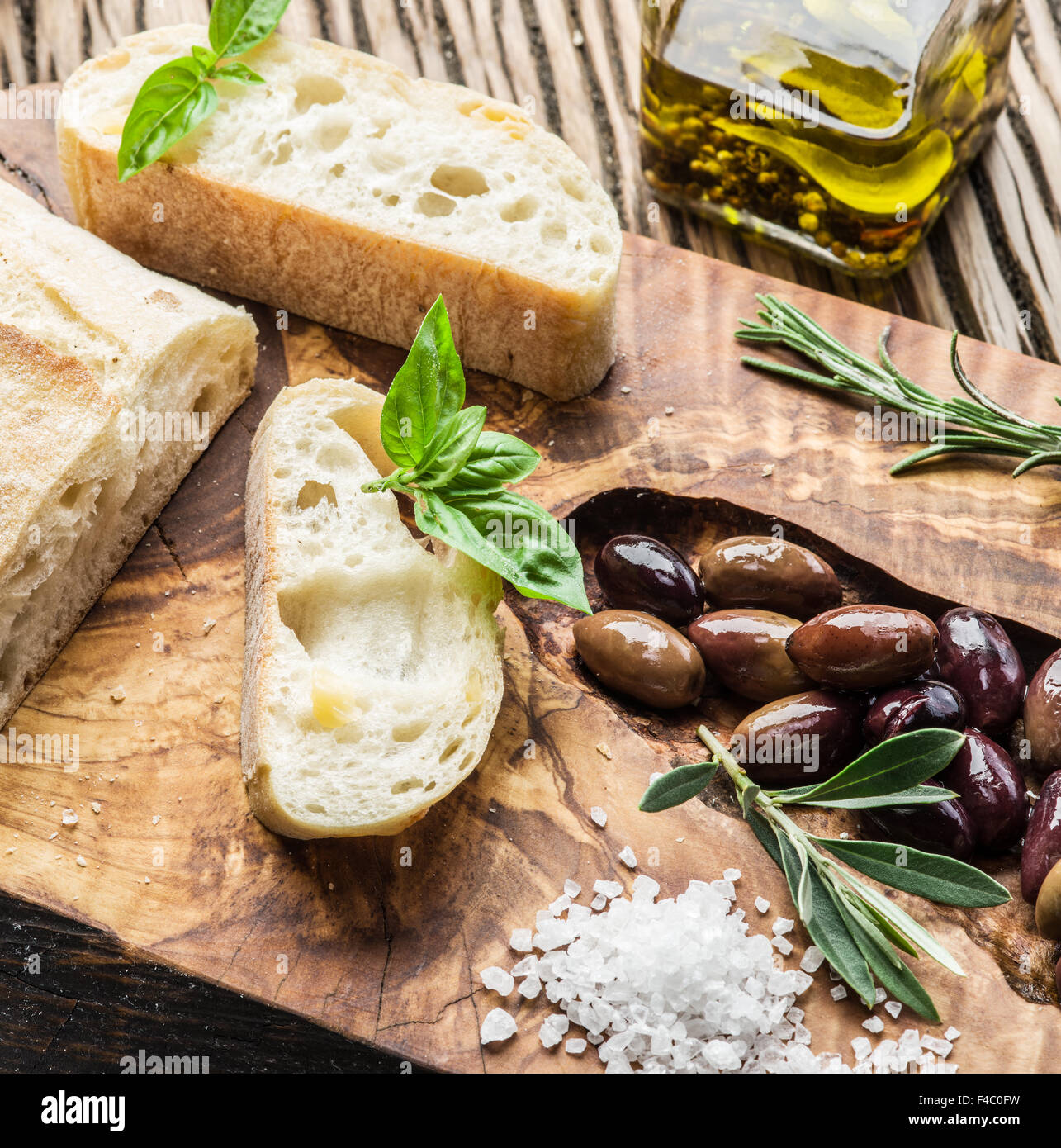 Ciabatta, olive e formaggio blu sul legno. Foto Stock