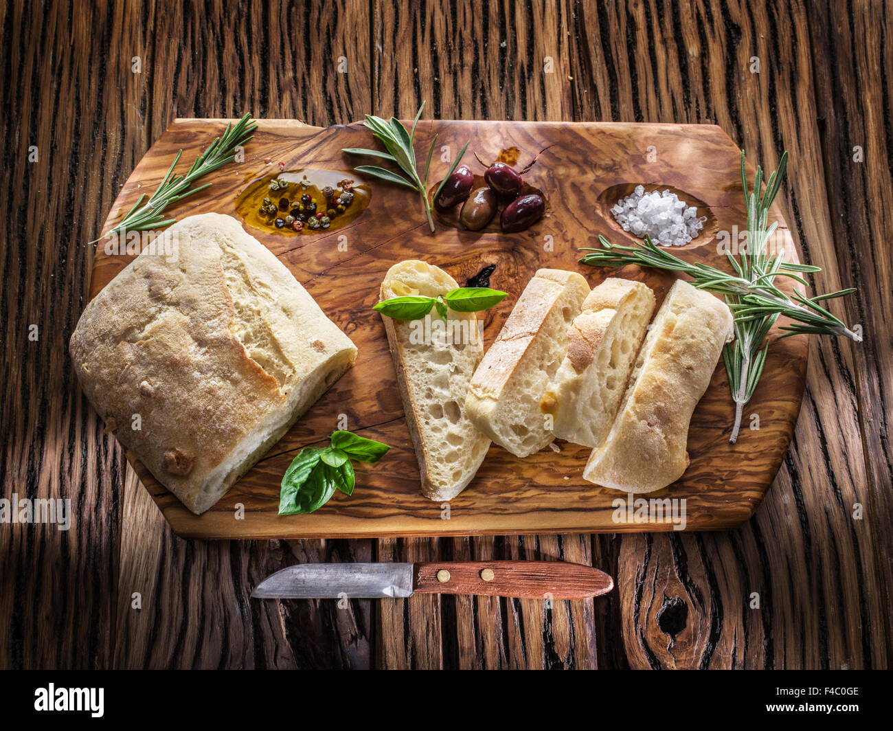 Сiabatta, olive e formaggio blu sul legno. Foto Stock