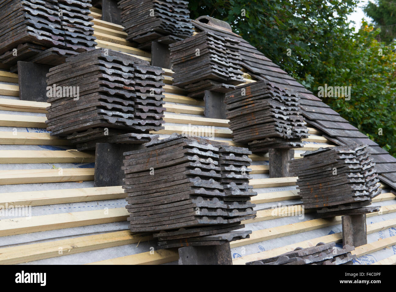 Pile di piastrelle su un tetto, pronto per il posizionamento Foto Stock