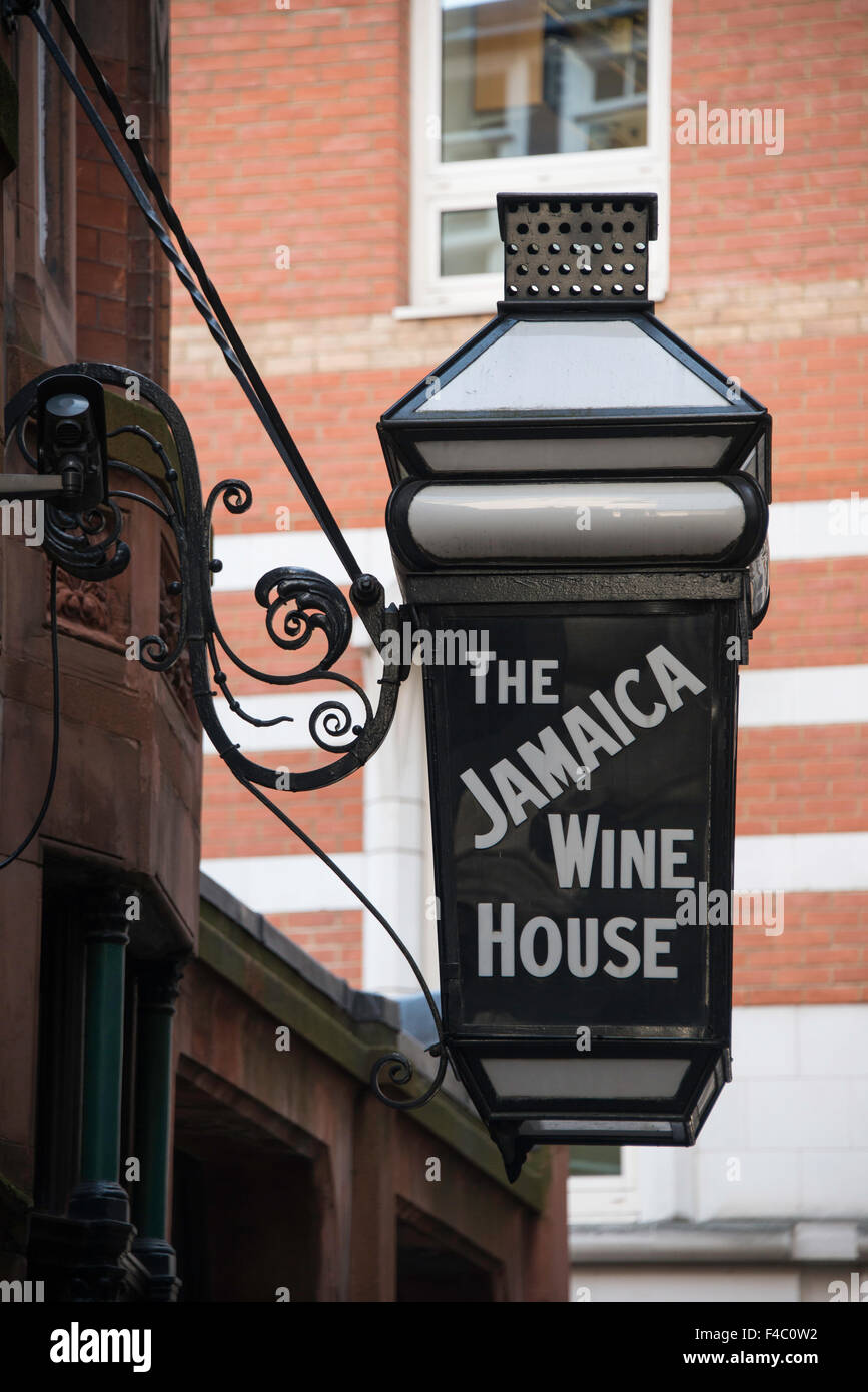 Il cartello Jamaica Wine House Pub LAMP, St Michael's Alley, City of London, Greater London, England, Regno Unito Foto Stock