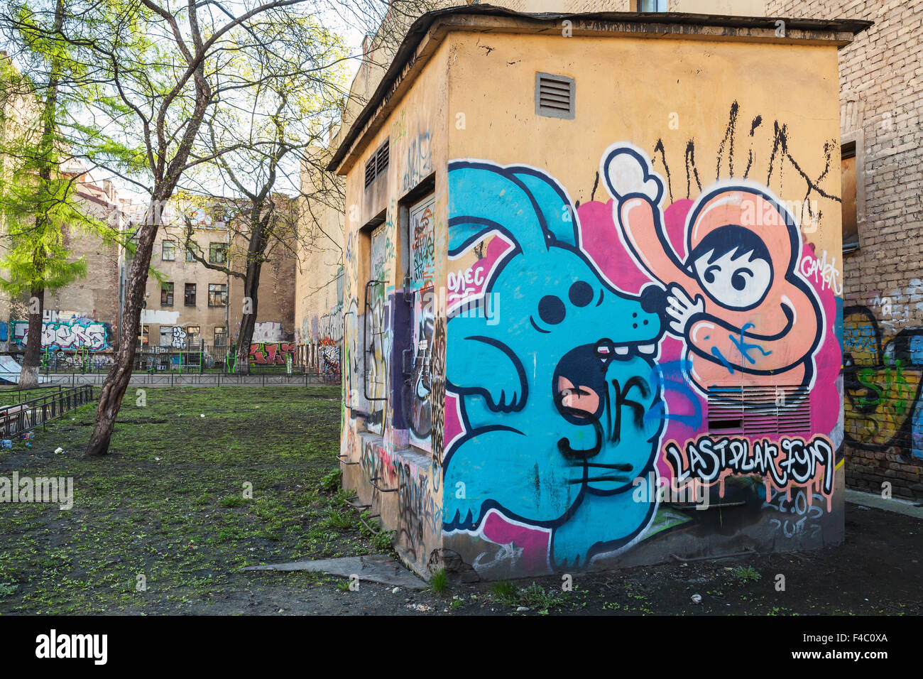 San Pietroburgo, Russia - 6 Maggio 2015: street art, parete urbana con il cartoon graffiti. Isola Vasilievsky, Centrale parte vecchia di San Foto Stock