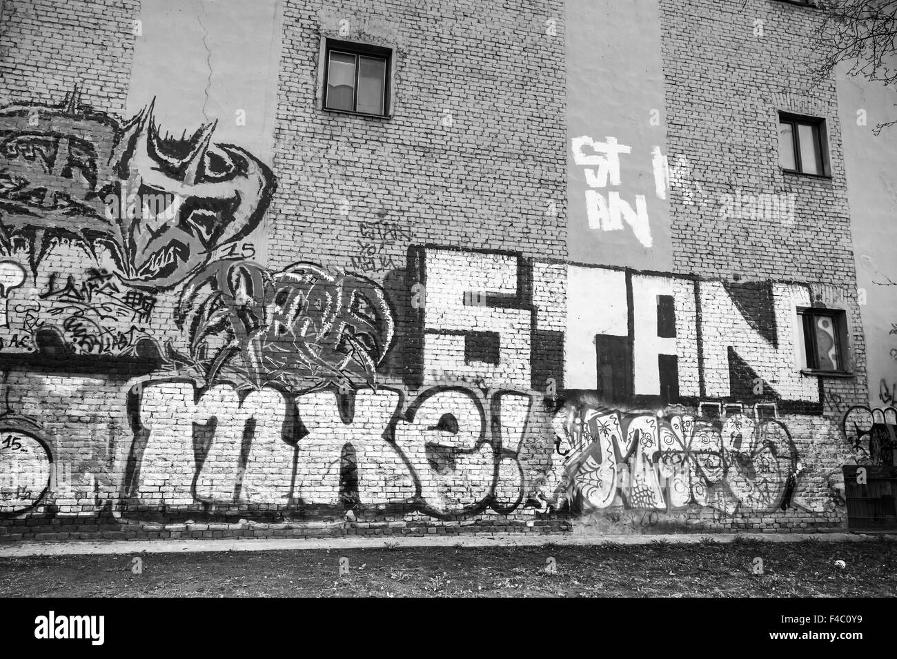 San Pietroburgo, Russia - 6 Maggio 2015: street art, vecchio muro urbano con una schifezza graffiti testo. Isola Vasilievsky, centrale vecchia pa Foto Stock