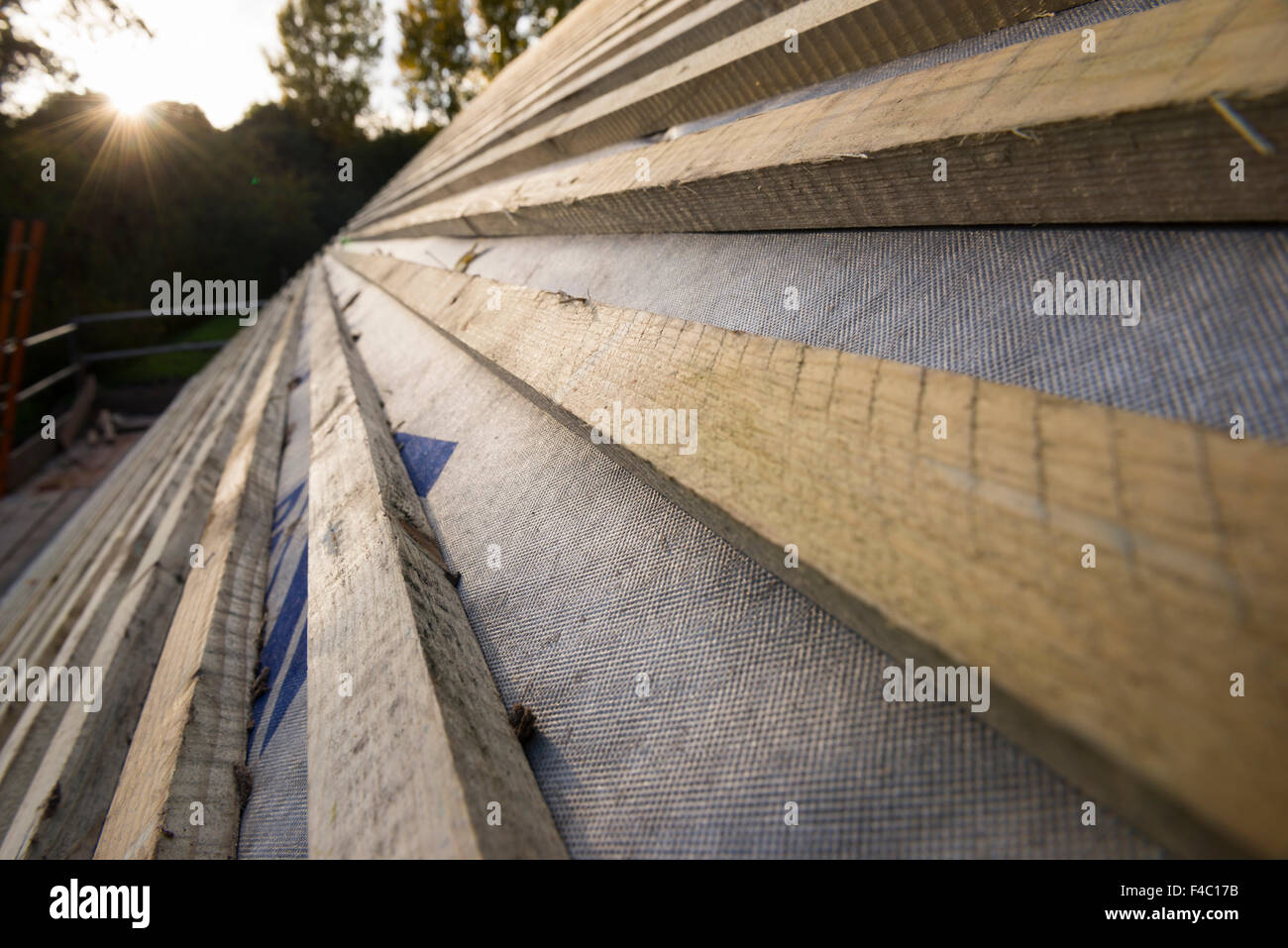 Nuova posa listelli di copertura di un tetto in costruzione. Foto Stock