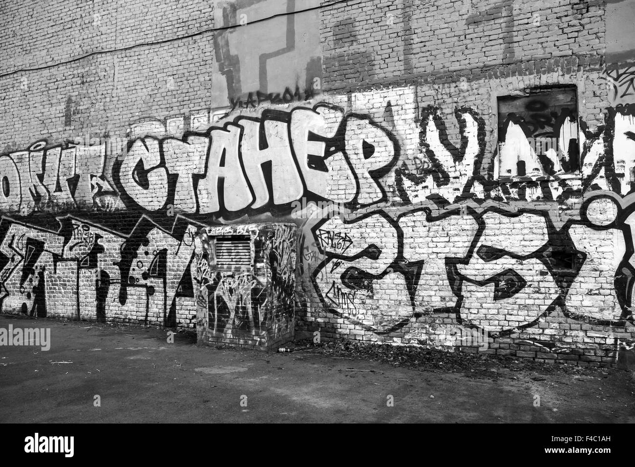 San Pietroburgo, Russia - 6 Maggio 2015: street art, vecchio muro urbano con una schifezza graffiti testo. Isola Vasilievsky, centrale vecchia pa Foto Stock