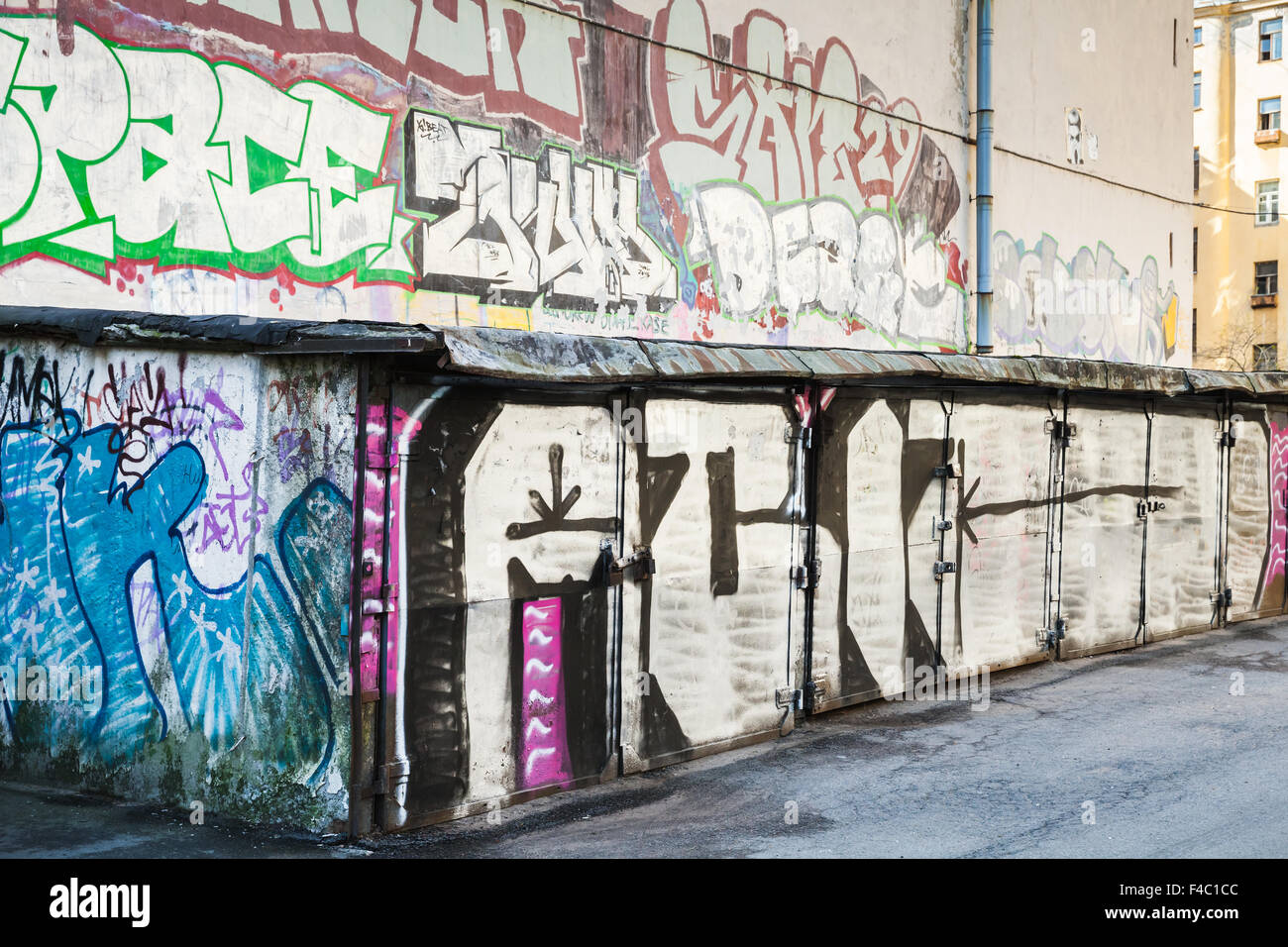 San Pietroburgo, Russia - 6 Maggio 2015: street art, garages con grungy graffiti. Isola Vasilievsky, Centrale parte vecchia di San Pe Foto Stock