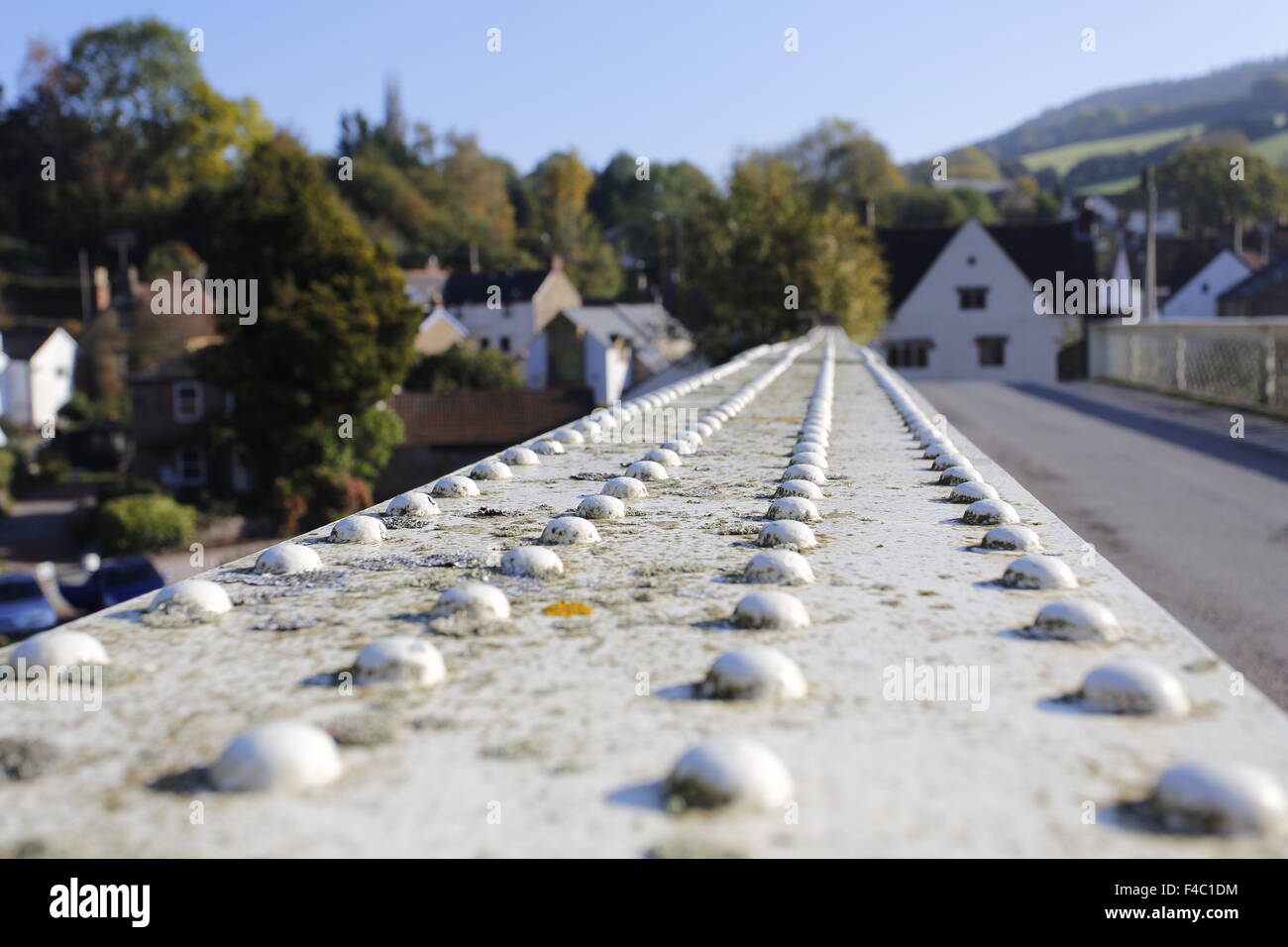 Rivetti sul Brockweir ponte sopra il fiume Wye Foto Stock