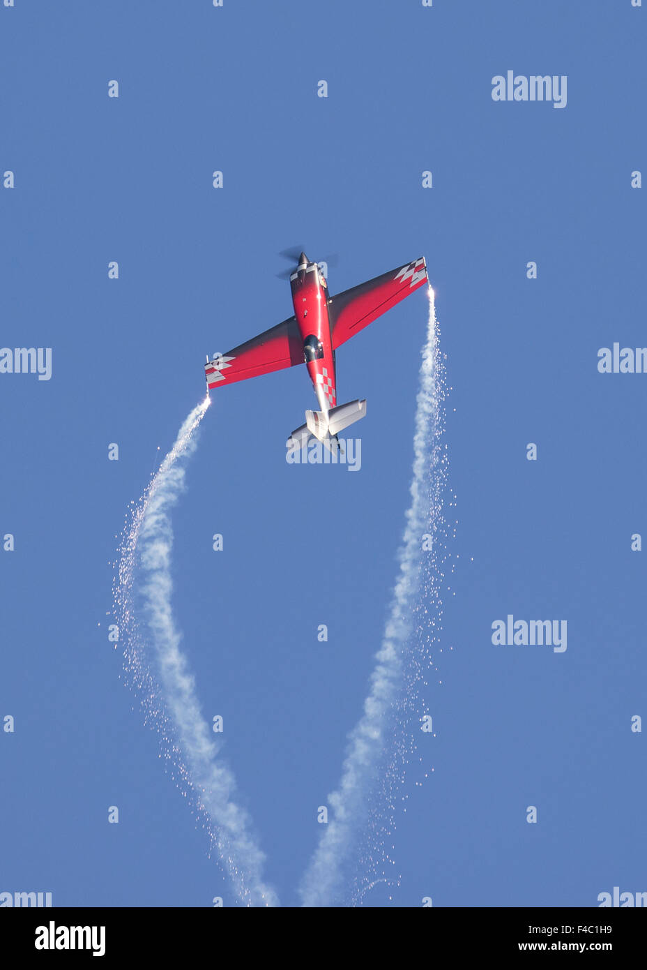 Extra 330SC G-IIHI dando un display acrobazia al vecchio operaio in ottobre 2015 Foto Stock