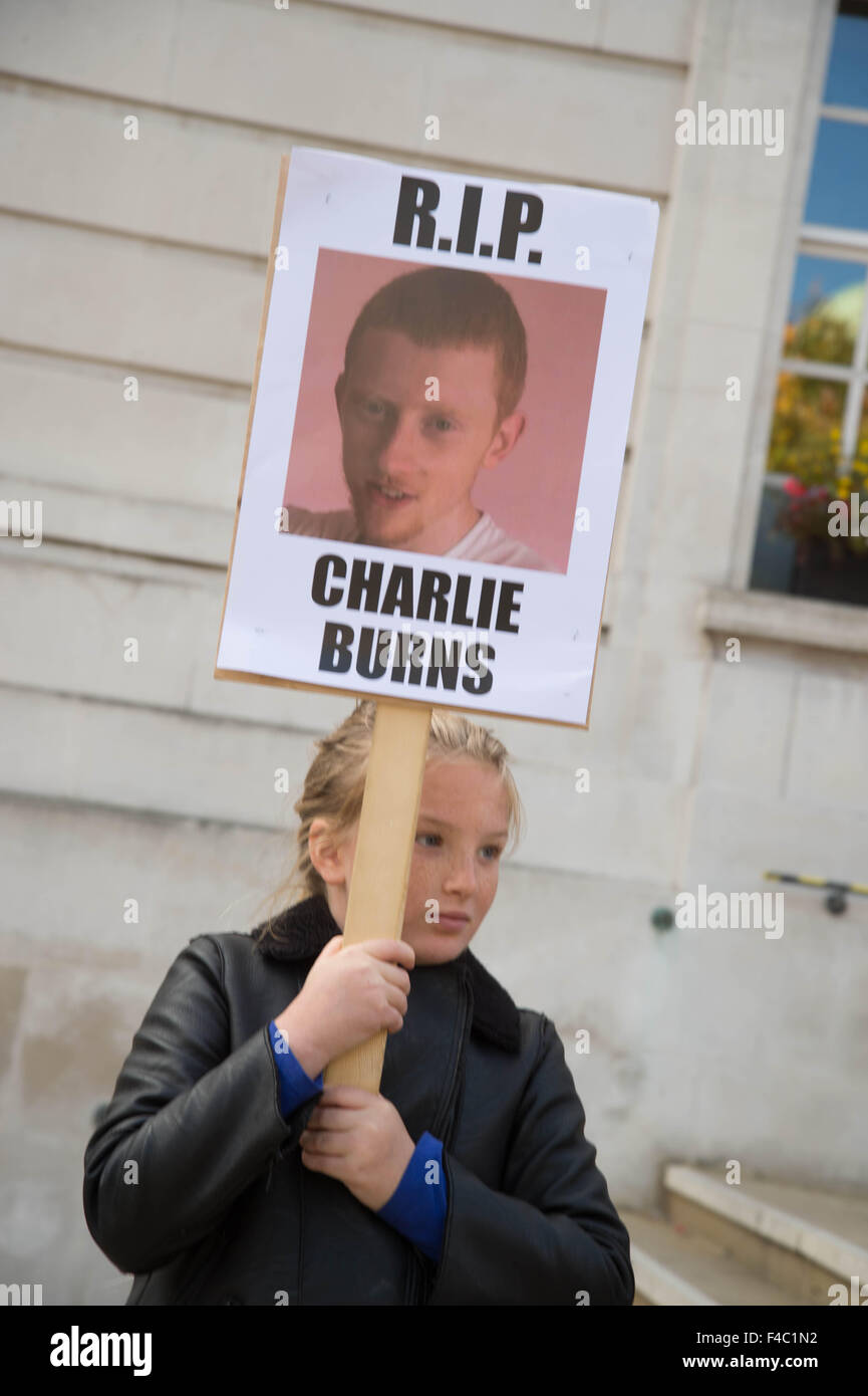 'Tutte le vite contano' Marzo a Hackney .un relativo detiene una foto di Charlie Burns che è stato ucciso in agosto 2014 Foto Stock